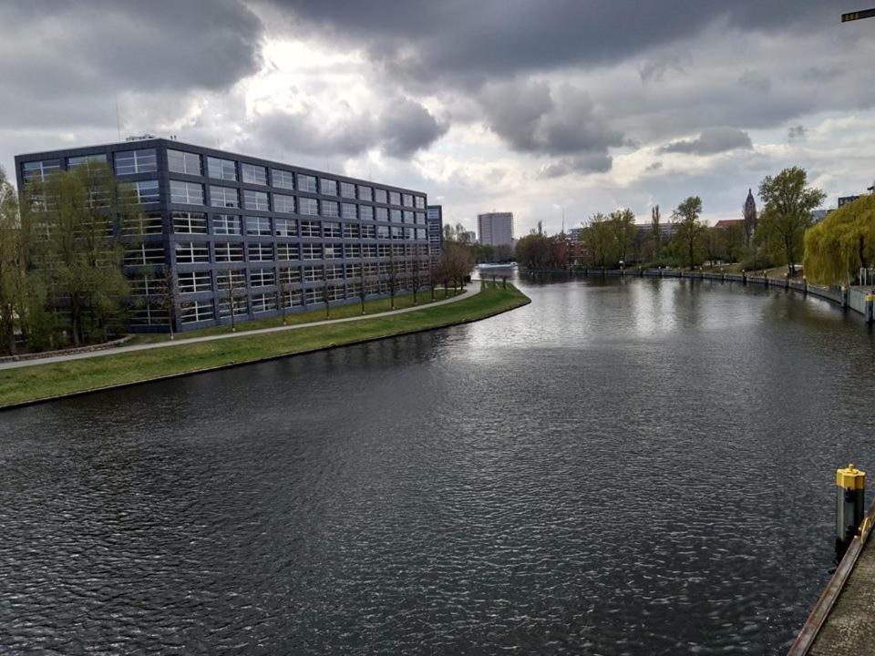 200Qm Loft For Friends And Family - On The Spree! Lejlighed Berlin Eksteriør billede